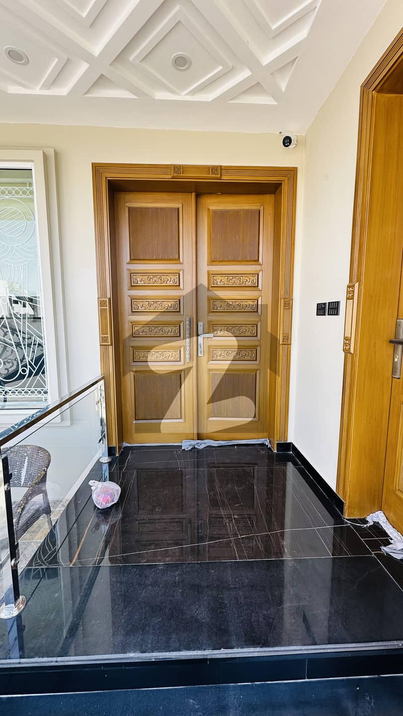 ڈی سی کالونی گوجرانوالہ میں 5 کمروں کا 10 مرلہ مکان 4.2 کروڑ میں برائے فروخت۔
