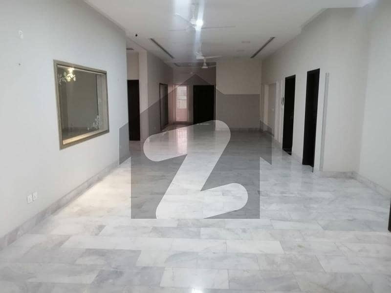 ایل ڈی اے ایوینیو لاہور میں 6 کمروں کا 1 کنال مکان 1.5 لاکھ میں کرایہ پر دستیاب ہے۔