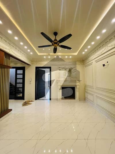 واپڈا سٹی ۔ بلاک سی واپڈا سٹی,فیصل آباد میں 5 کمروں کا 15 مرلہ مکان 6.0 کروڑ میں برائے فروخت۔