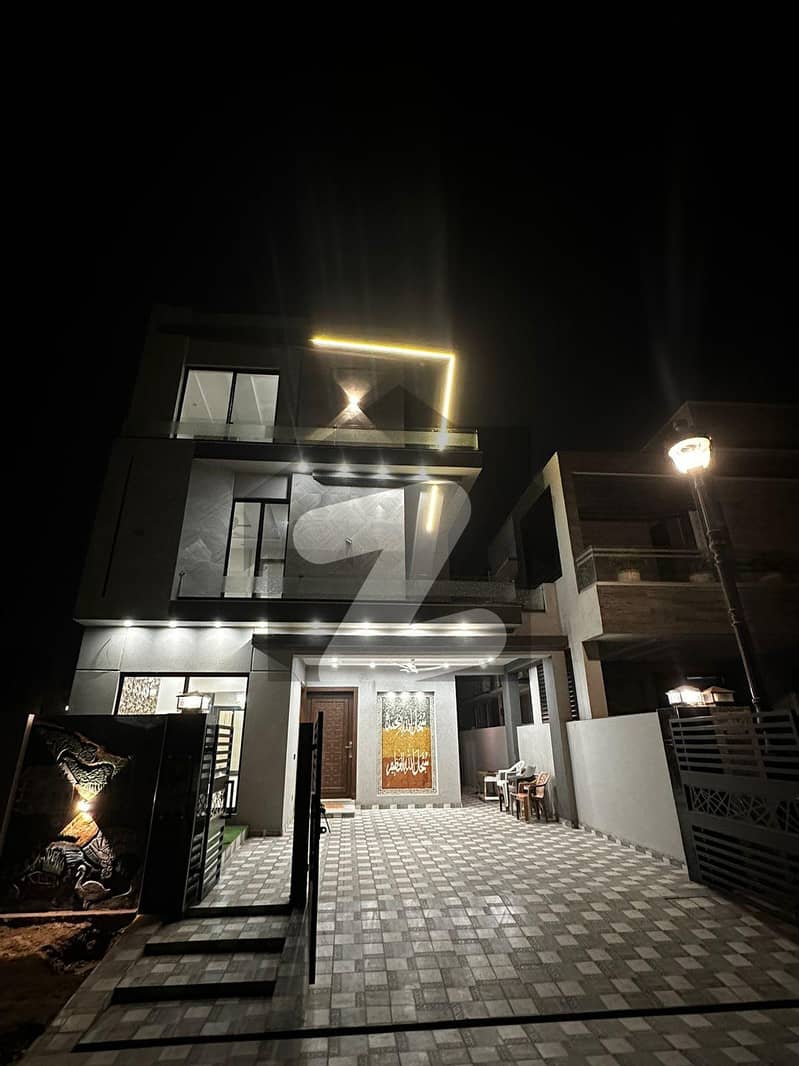 10 Marla Modern Stylish House For Sale In Lake City Sector M-2A