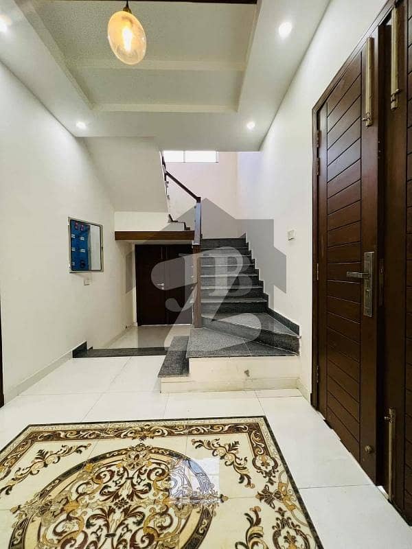 واپڈا سٹی فیصل آباد میں 5 کمروں کا 15 مرلہ مکان 5.6 کروڑ میں برائے فروخت۔