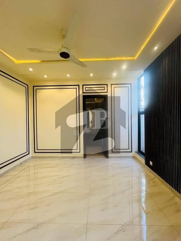 عبداللہ گارڈنز ایسٹ کینال روڈ,کینال روڈ,فیصل آباد میں 5 کمروں کا 10 مرلہ مکان 5.5 کروڑ میں برائے فروخت۔