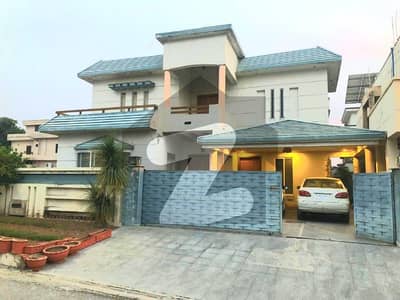 In DHA Phase 1 Sector E House Sized 1 Kanal For Sale