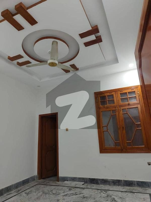 ورسک روڈ پشاور میں 3 کمروں کا 5 مرلہ زیریں پورشن 22.0 ہزار میں کرایہ پر دستیاب ہے۔