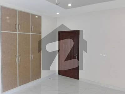 10 Marla Slightly House for Sale In Bahria Town - Oveseas A Block Lahore