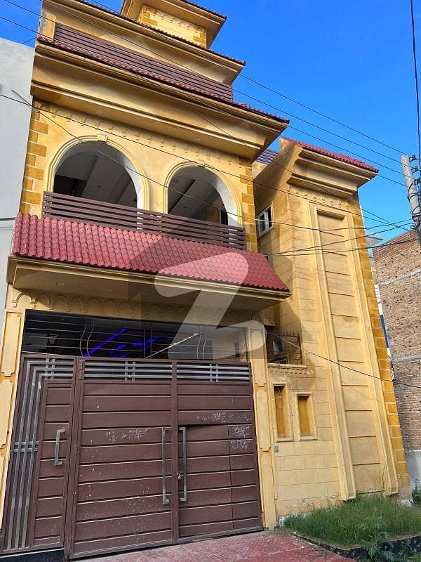 ورسک روڈ پشاور میں 6 کمروں کا 5 مرلہ مکان 47.0 ہزار میں کرایہ پر دستیاب ہے۔