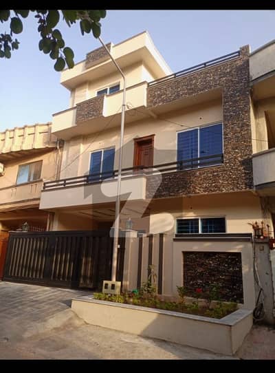 E,11/4- 6 MARLA TRIPLE STORY HOUSE FOR SALE 6 BED ATTACHED BATH 3 KITCHEN 3 DD MARBLE FLOOR BEST LOCATION NAYER TO PARK MOSQUE MARKET