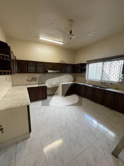 300 Yards Well Maintained Living Condition Banglow For Sale In Dha Phase 4