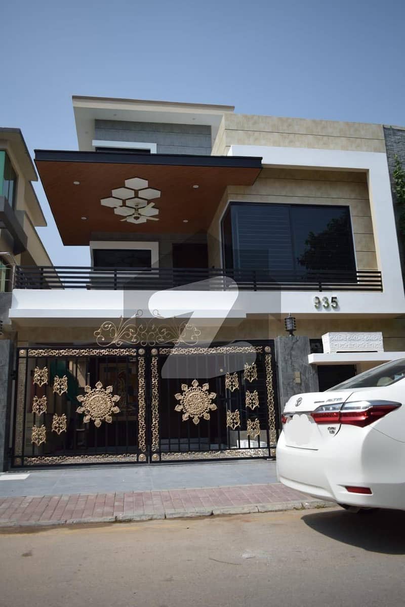 بحریہ ٹاؤن فیز 4 بحریہ ٹاؤن راولپنڈی,راولپنڈی میں 5 کمروں کا 10 مرلہ مکان 5.4 کروڑ میں برائے فروخت۔