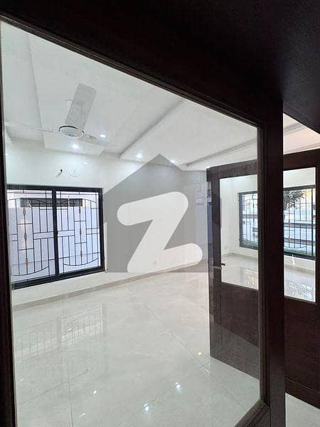 10 MARLA HOUSE FOR RENT IN BAHRIA TOWN LAHORE
