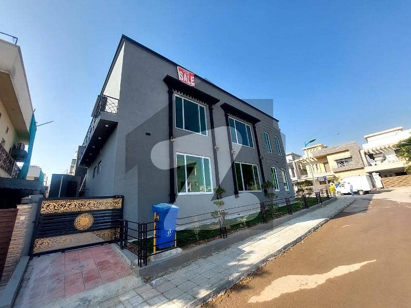 Beautiful House 10 Marla in Sector C - Bahria Town