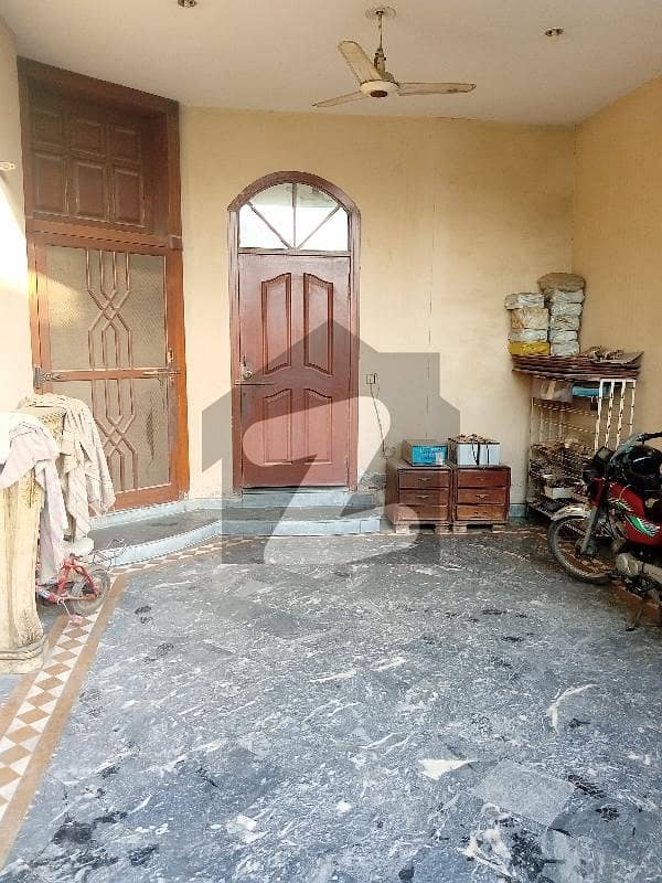 پی آئی اے ہاؤسنگ سکیم لاہور میں 5 کمروں کا 11 مرلہ مکان 4.1 کروڑ میں برائے فروخت۔