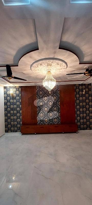 پی آئی اے ہاؤسنگ سکیم - بلاک جی پی آئی اے ہاؤسنگ سکیم,لاہور میں 5 کمروں کا 10 مرلہ مکان 4.4 کروڑ میں برائے فروخت۔