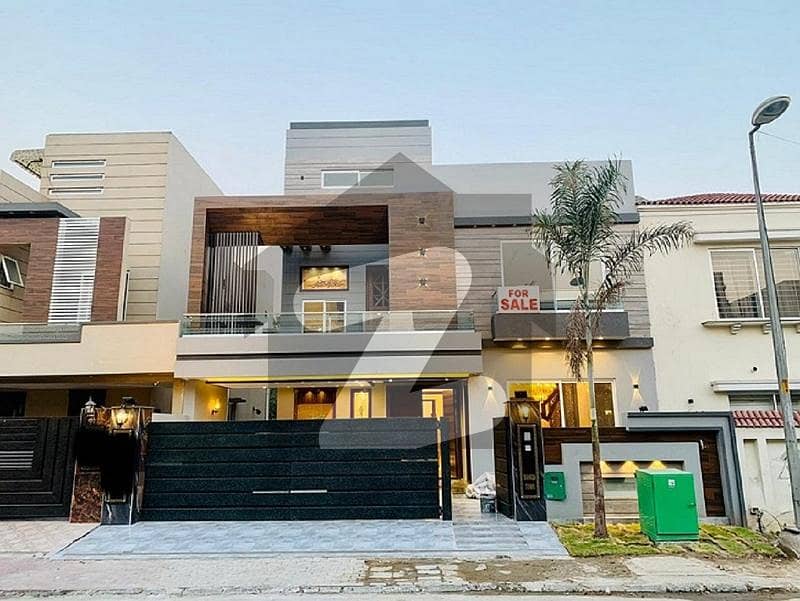 House Spread Over 10 Marla In Bahria Town - Overseas A Available
