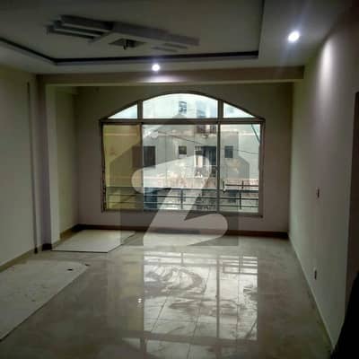 ایف ۔ 8 مرکز ایف ۔ 8,اسلام آباد میں 2 کمروں کا 4 مرلہ دفتر 3.25 کروڑ میں برائے فروخت۔