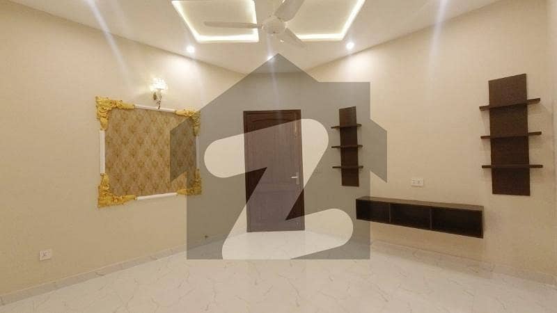 ایل ڈی اے ایوینیو لاہور میں 6 کمروں کا 10 مرلہ مکان 2.85 کروڑ میں برائے فروخت۔