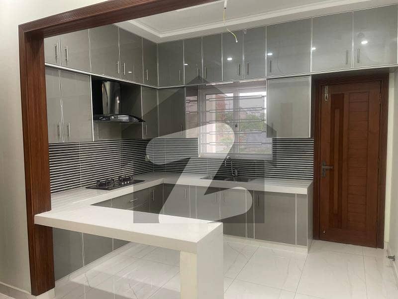 10 MARLA BRAND NEW HOUSE AVAIABLE FOR SALE