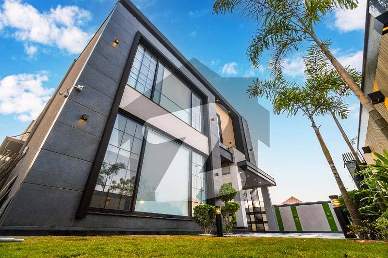 10 Marla Ultra Modern Full House For Rent in Prime Location