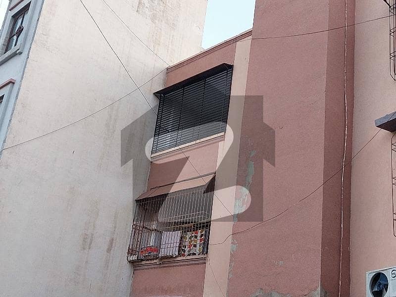 kaneez block 4 portion 3bed dd 2nd floor with roof