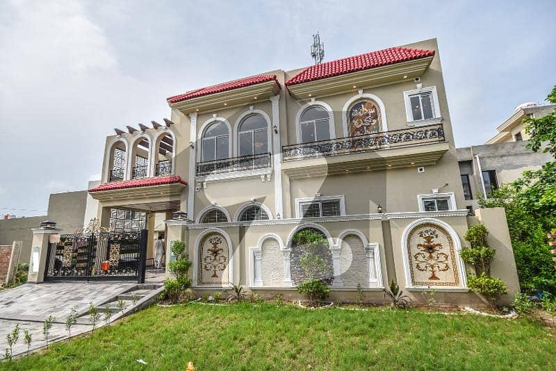 10 Marla Designer House Near To Park And Main 150ft Road