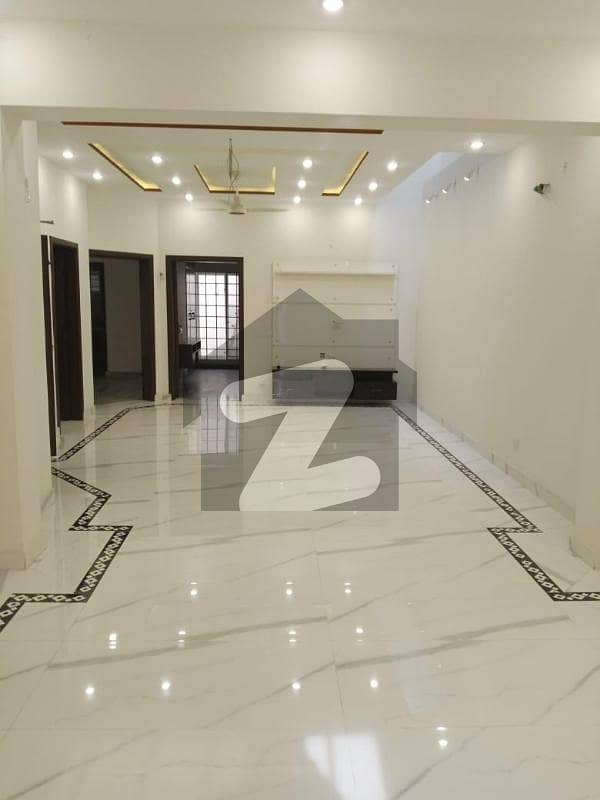 بحریہ نشیمن ۔ سن فلاور بحریہ نشیمن,لاہور میں 5 کمروں کا 8 مرلہ مکان 2.5 کروڑ میں برائے فروخت۔