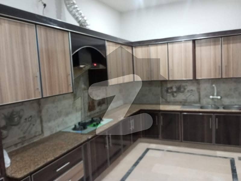 مسلم ٹاؤن فیصل آباد میں 5 کمروں کا 12 مرلہ مکان 1.25 لاکھ میں کرایہ پر دستیاب ہے۔