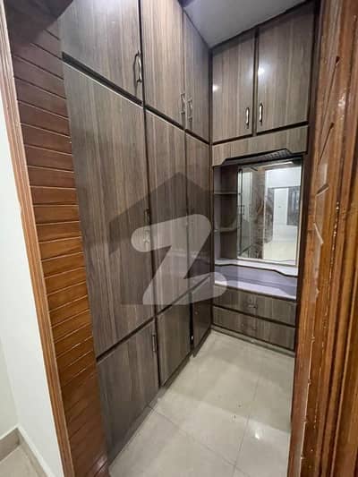خیابانِ گارڈنز فیصل آباد میں 5 کمروں کا 11 مرلہ مکان 1.0 لاکھ میں کرایہ پر دستیاب ہے۔