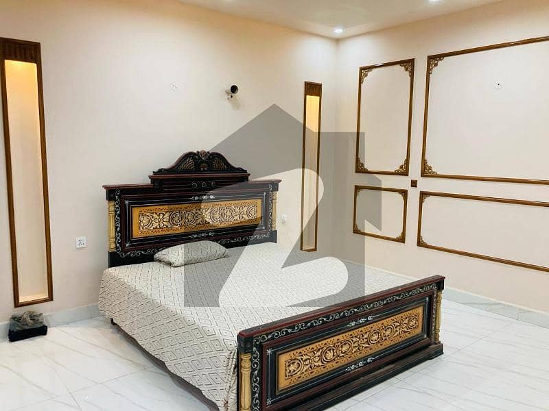 عبداللہ گارڈن فیصل آباد میں 5 کمروں کا 10 مرلہ مکان 5.5 کروڑ میں برائے فروخت۔