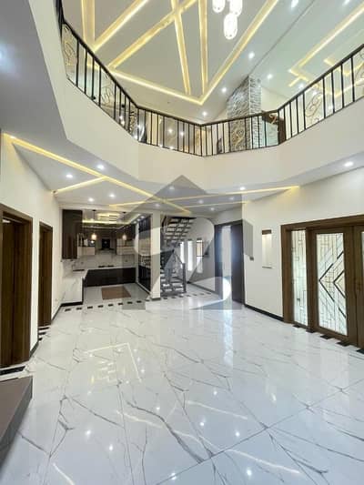 خیابانِ گارڈنز فیصل آباد میں 5 کمروں کا 8 مرلہ مکان 3.6 کروڑ میں برائے فروخت۔