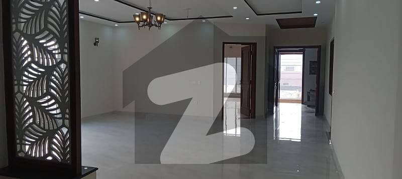 نیسپاک سکیم فیز 3 ڈیفینس روڈ,لاہور میں 7 کمروں کا 1 کنال مکان 5.3 کروڑ میں برائے فروخت۔