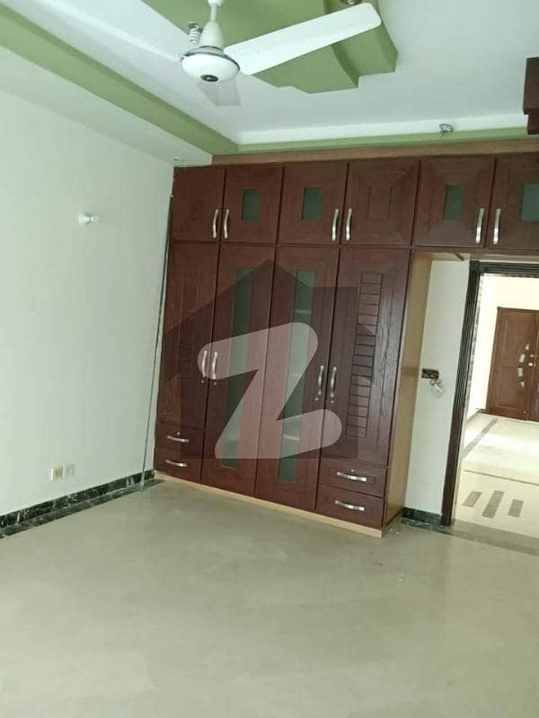 ڈی ایچ اے فیز 4 - بلاک ڈبل جی فیز 4,ڈیفنس (ڈی ایچ اے),لاہور میں 5 کمروں کا 1 کنال مکان 2.3 لاکھ میں کرایہ پر دستیاب ہے۔
