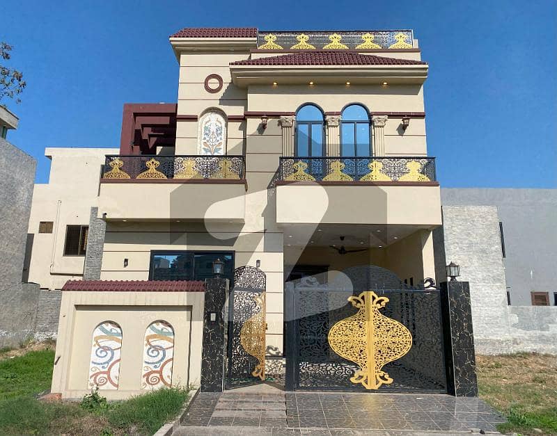New Classy House 5 Marla In EE Block Near Park For Sale Phase 3 Wafi Citi