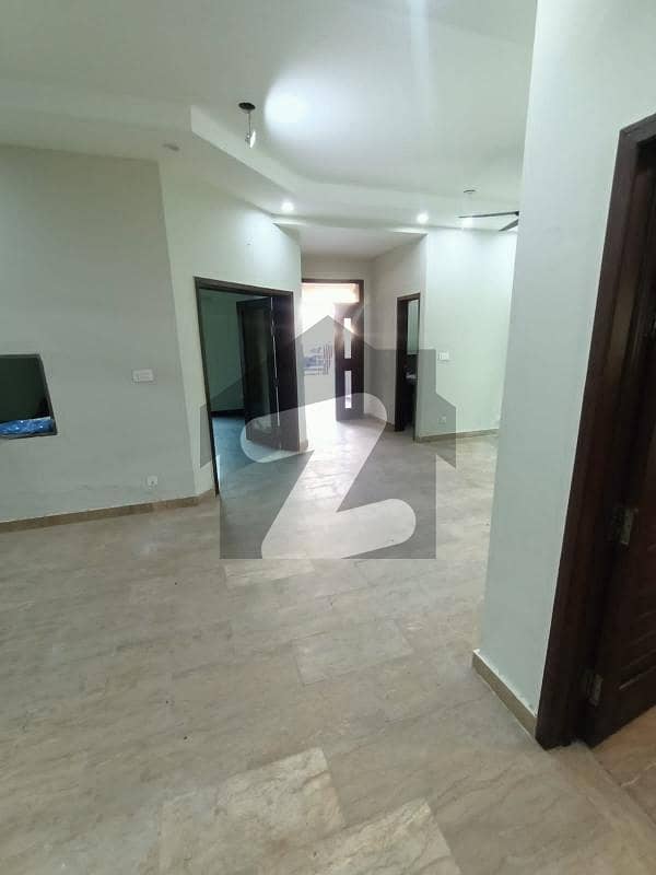 لیک سٹی ۔ سیکٹر ایم ۔ 1 لیک سٹی,رائیونڈ روڈ,لاہور میں 4 کمروں کا 14 مرلہ مکان 1.5 لاکھ میں کرایہ پر دستیاب ہے۔