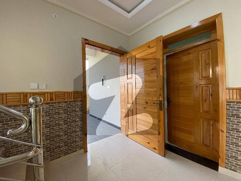 گرین ایکڑز ٹاؤن مردان میں 7 کمروں کا 10 مرلہ مکان 3.15 کروڑ میں برائے فروخت۔