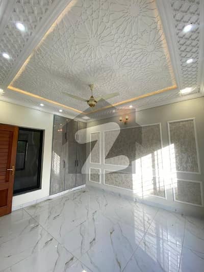 واپڈا سٹی فیصل آباد میں 5 کمروں کا 11 مرلہ مکان 4.0 کروڑ میں برائے فروخت۔