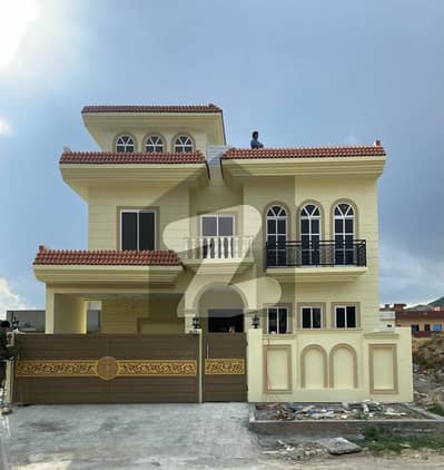 10 Marla luxury house for sale C1 block B-17 
5 bed room's 
6 wash room's 
close to main double road market masjid park everything available on walking distance 
VIP location