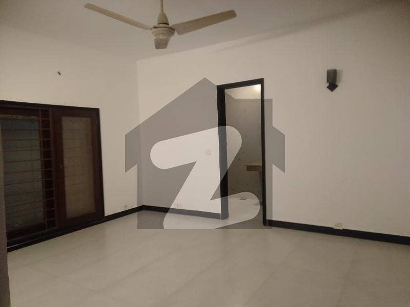 ڈی ایچ اے فیز 4 ڈی ایچ اے ڈیفینس,کراچی میں 4 کمروں کا 12 مرلہ مکان 2.5 لاکھ میں کرایہ پر دستیاب ہے۔