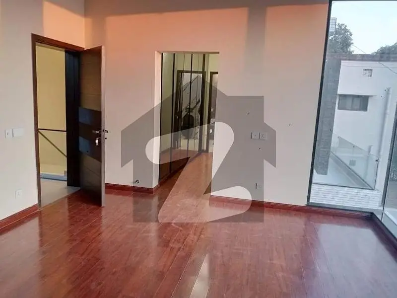 1 KANAL FULL LUXURY UPPER PORTION WITH SEPaRaTE ENTRANCE AVAILABLE FOR RENT IN DHA PHASE 2