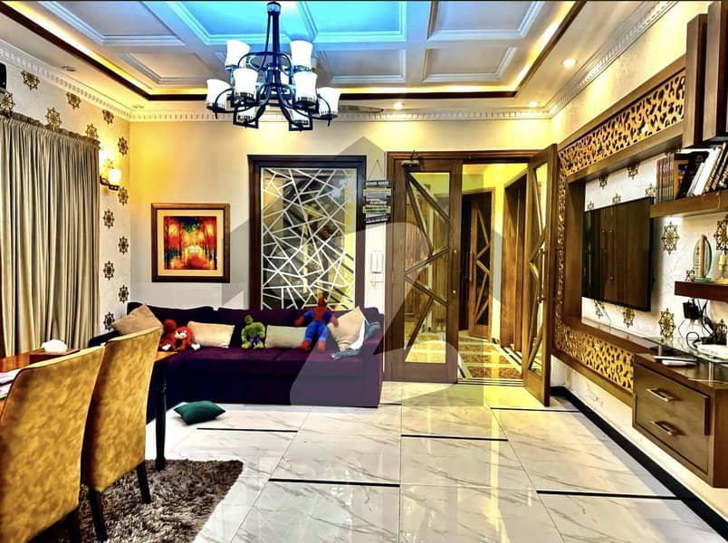 ڈی ایچ اے فیز 8 ڈیفنس (ڈی ایچ اے),لاہور میں 4 کمروں کا 10 مرلہ مکان 4.7 کروڑ میں برائے فروخت۔