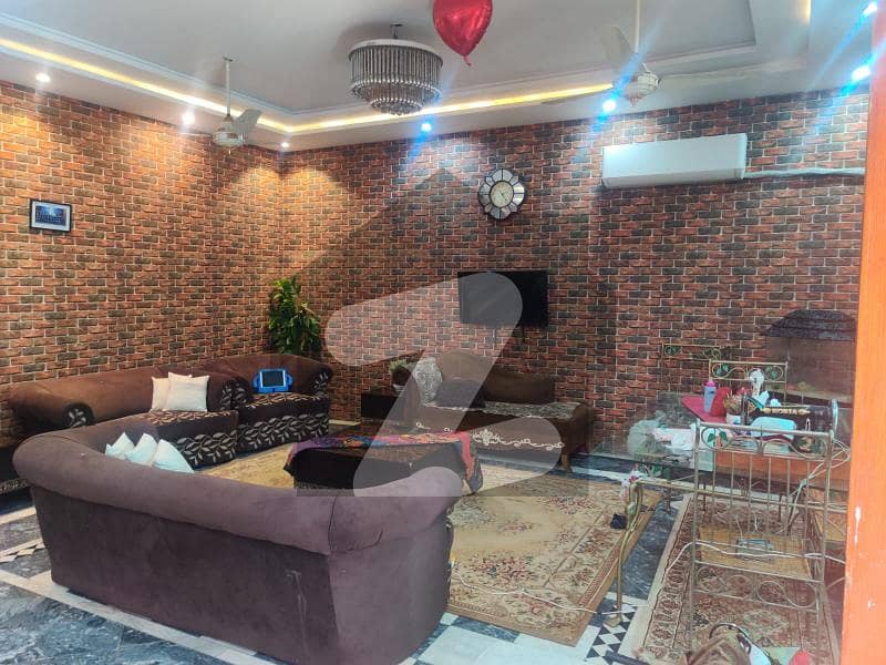 نواب ٹاؤن لاہور میں 2 کمروں کا 10 مرلہ زیریں پورشن 64.0 ہزار میں کرایہ پر دستیاب ہے۔