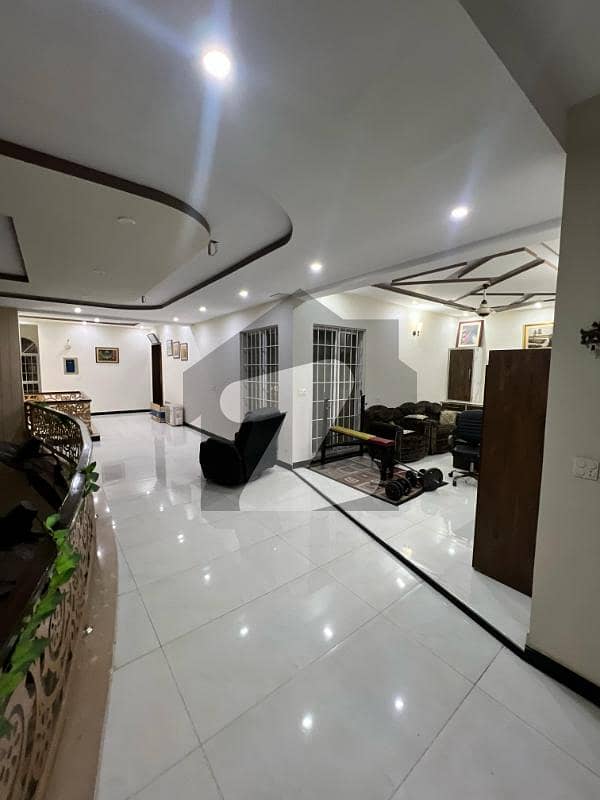 پنجاب یونیورسٹی سوسائٹی فیز 1 پنجاب یونیورسٹی ایمپلائیز سوسائٹی,لاہور میں 6 کمروں کا 1 کنال مکان 7.99 کروڑ میں برائے فروخت۔