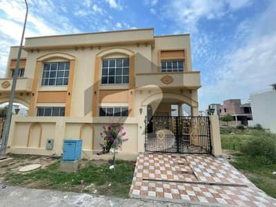 5 MARLA ULTRA MODERN CORNER HOUSE AVAILABLE FOR RENT