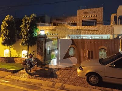 جوہر ٹاؤن لاہور میں 5 کمروں کا 1 کنال مکان 6.5 کروڑ میں برائے فروخت۔