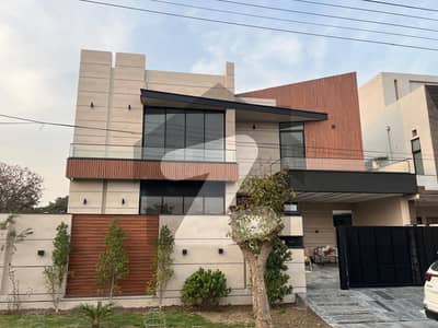ویلینشیاء ۔ بلاک جے ویلینشیاء ہاؤسنگ سوسائٹی,لاہور میں 5 کمروں کا 1 کنال مکان 9.5 کروڑ میں برائے فروخت۔