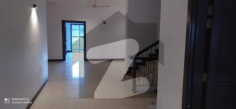 ڈیفینس رایا ڈی ایچ اے ڈیفینس,لاہور میں 5 کمروں کا 1 کنال مکان 3.0 لاکھ میں کرایہ پر دستیاب ہے۔