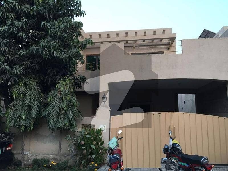 عسکری 10 - سیکٹر بی عسکری 10,عسکری,لاہور میں 4 کمروں کا 10 مرلہ مکان 1.2 لاکھ میں کرایہ پر دستیاب ہے۔