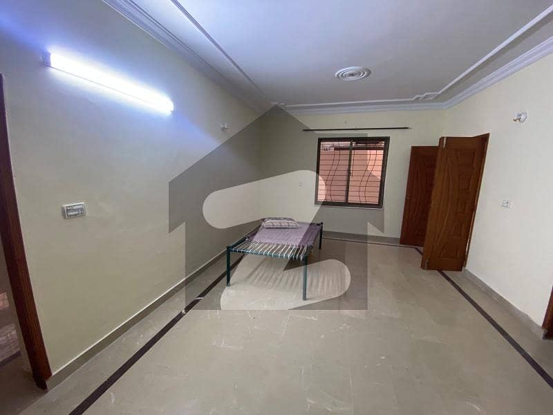 علامہ اقبال ٹاؤن لاہور میں 6 کمروں کا 10 مرلہ مکان 3.25 کروڑ میں برائے فروخت۔