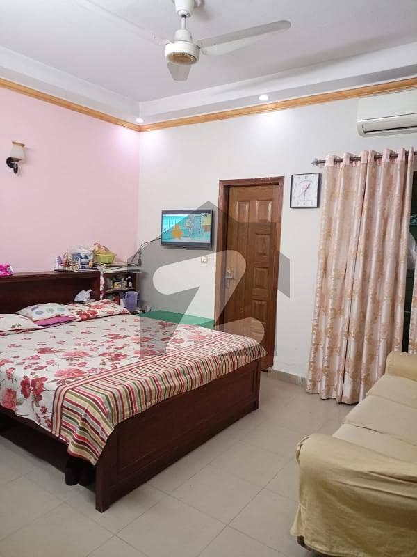 جوہر ٹاؤن لاہور میں 4 کمروں کا 5 مرلہ مکان 2.5 کروڑ میں برائے فروخت۔