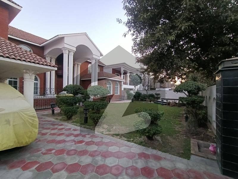 ڈی ایچ اے ڈیفینس لاہور میں 5 کمروں کا 1 کنال مکان 2.0 لاکھ میں کرایہ پر دستیاب ہے۔