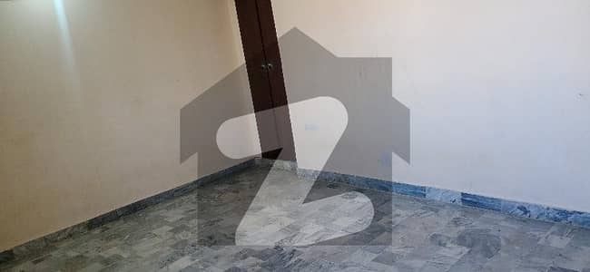 flat for rent in Faraz avenue 2nd Floor VIP location main road project car parking available morbal floor lift k sath lain ka pani Baoundry war project fully extra work all fesiletes Naer Jauhar more